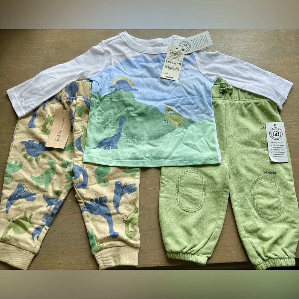 🦋NWT Dinosaur Print Baby Set